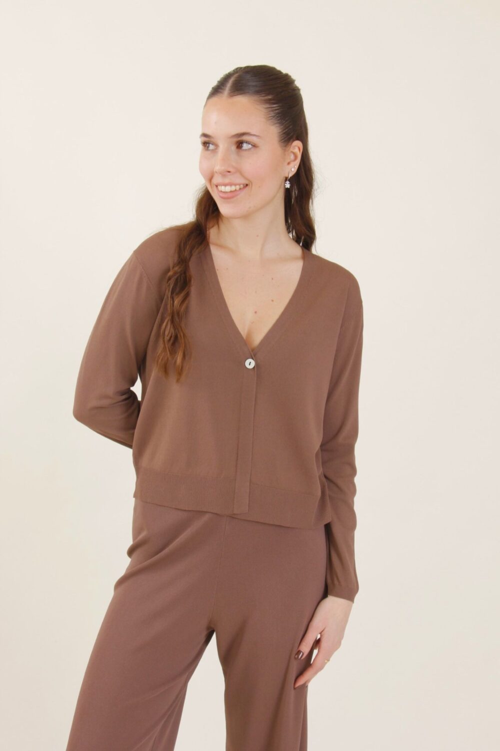 Cardigan a maniche lunghe leggero con un bottone frontale. Scollo a V.