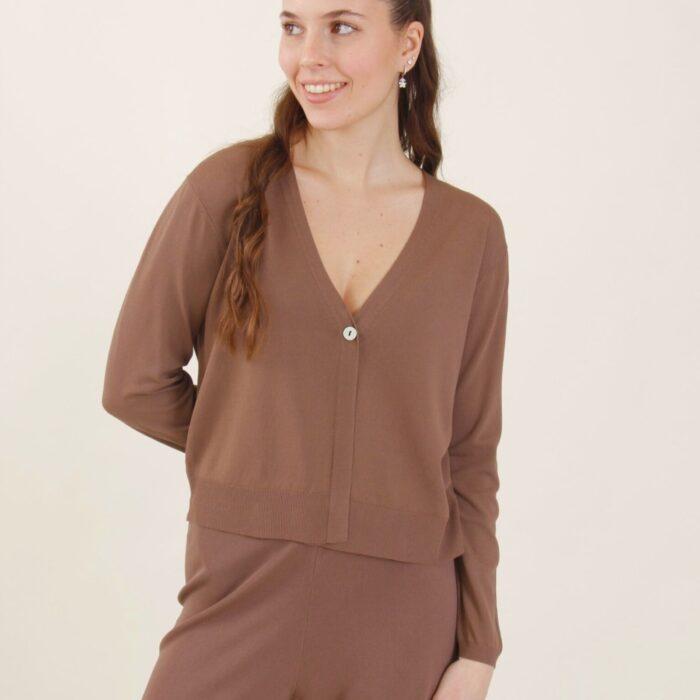 Cardigan a maniche lunghe leggero con un bottone frontale. Scollo a V.