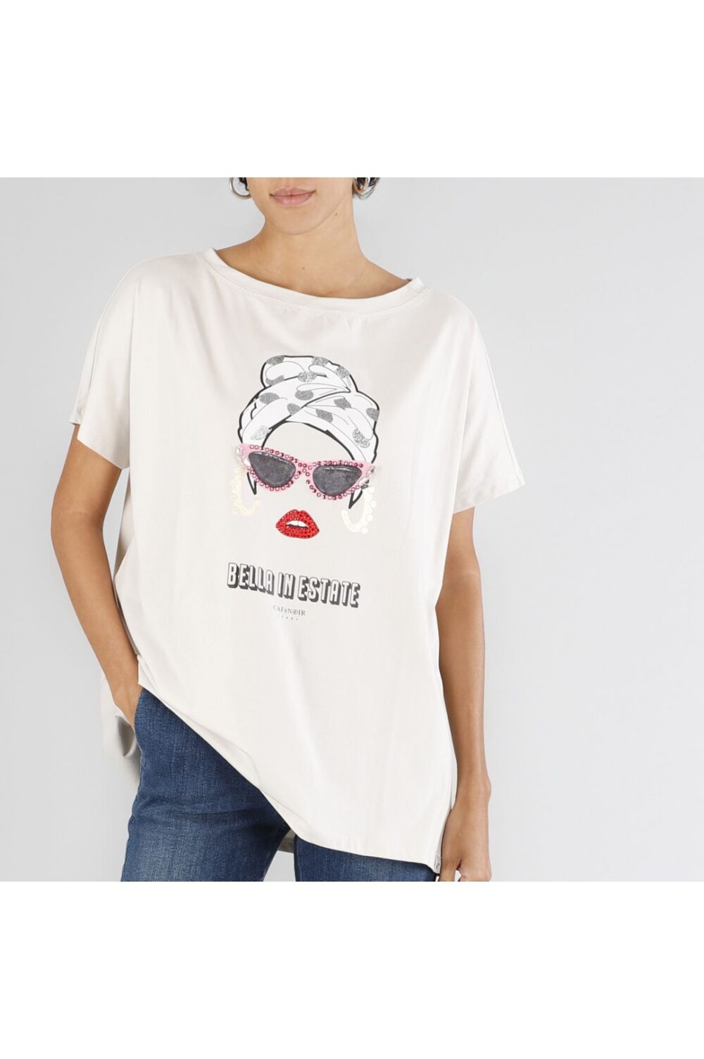 T-shirt con scritta "bella in estate" e stampa gesso