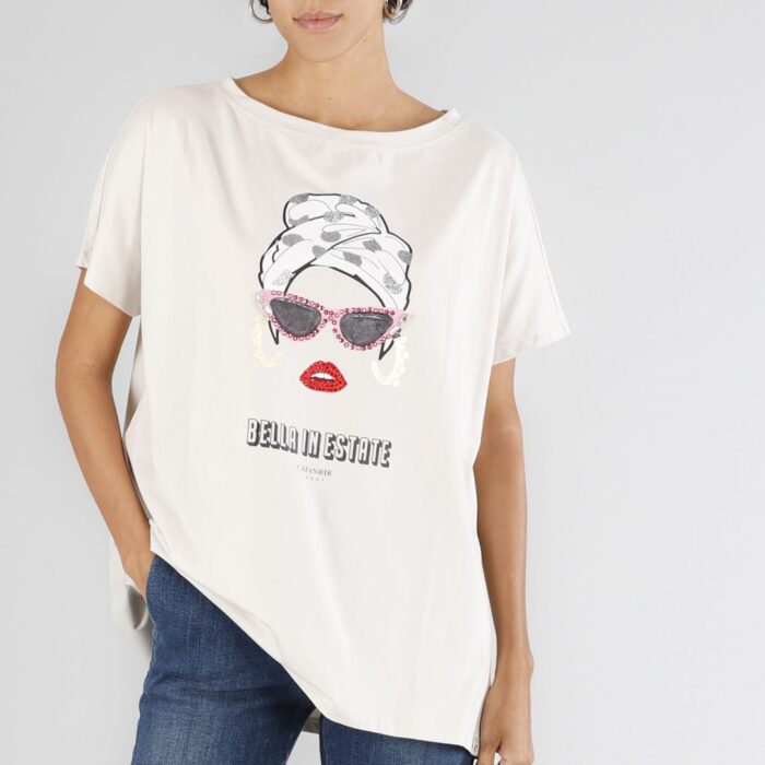 T-shirt con scritta "bella in estate" e stampa gesso